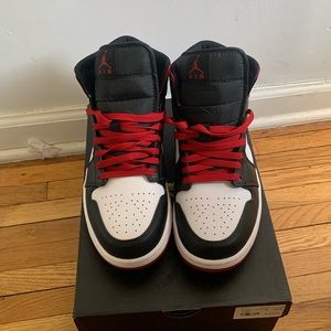 A pair of 10.5 air Jordan 1 Mid gum red